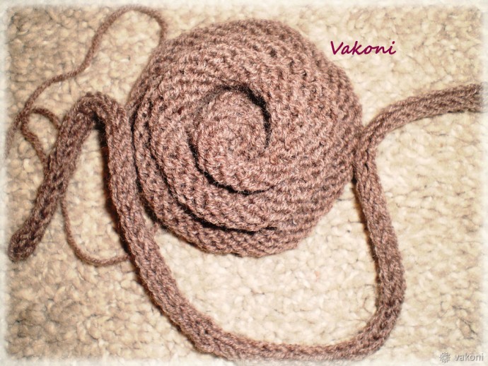 Декоративная вязаная роза