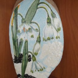 Картина на спиле дерева: нежные подснежники