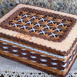 Крышка с цветным узором из трубочек