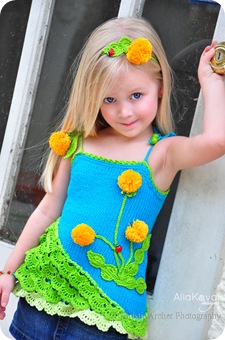 Очаровательный летний топик с цветами для девочки