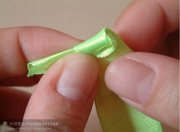 Розочки из репсовых или из атласных лент