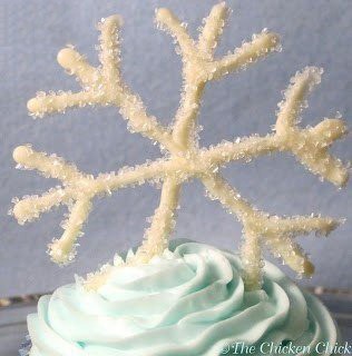 Снежинка из белого шоколада для сладкого новогоднего украшения