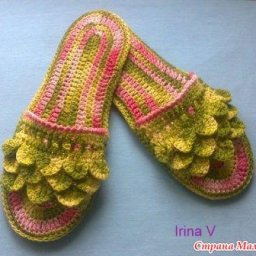 Красивейшие тапочки, связанные крючком с узором "чешуйки"