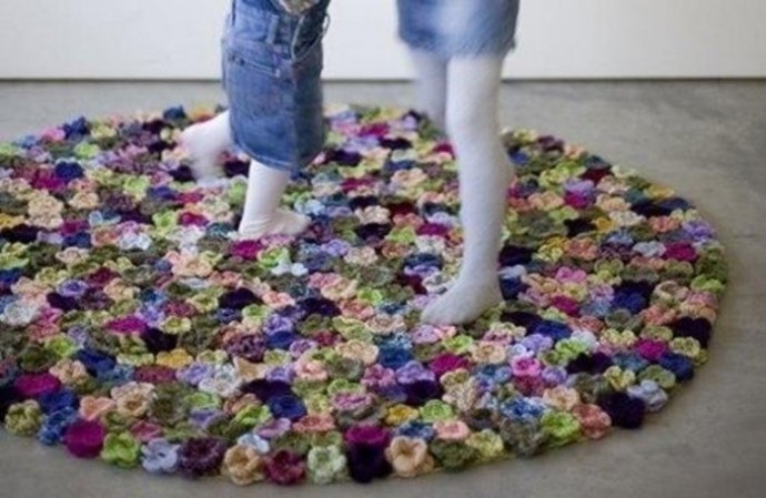 Вяжем цветочный коврик крючком