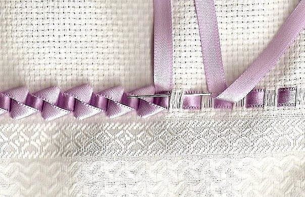 Бордюр из лент на полотенце, покрывало, подушку Бордюр из лент на полотенце, покрывало, подушку