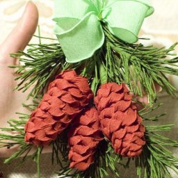 Еловая веточка с шишками из гофрированной бумаги