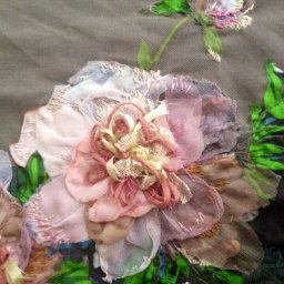 Сочетание тканевых аппликаций и вышивки лентами