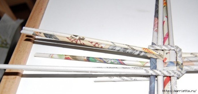 Круглая корзинка или шкатулочка из газетных трубочек: мастер-класс