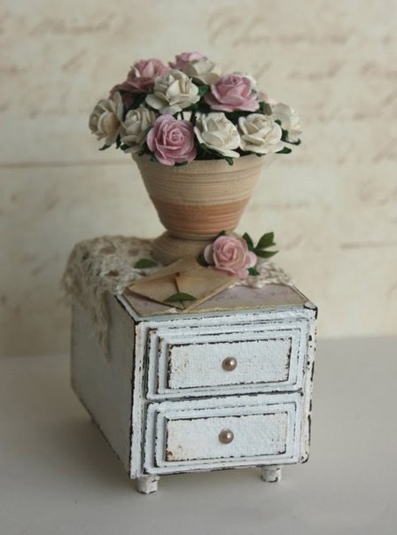 Мини-комодик с цветами