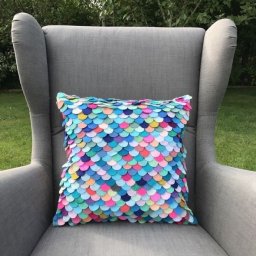 Декор подушки фетровыми чешуйками