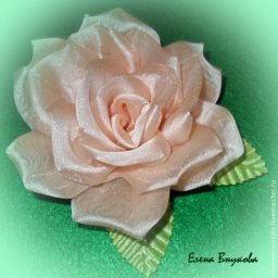 Брошь в виде розы из ткани