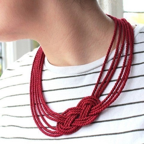 ​Необычное плетеное ожерелье