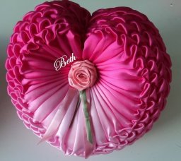 ​Подушка в виде сердца с буфами