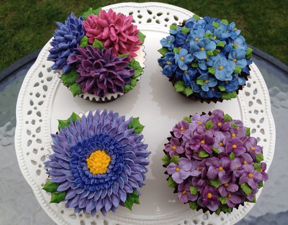 Украшение выпечки цветами изумительной красоты: тонкая грань кулинарии и рукоделия