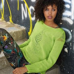 ​Весенний пуловер с ажурными вставками спицами