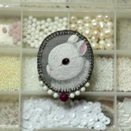 ​Вышитая брошь "Кролик": вышивка гладью