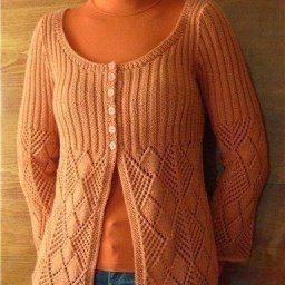 Красивый кардиган, отделанный ажурным узором и резинкой