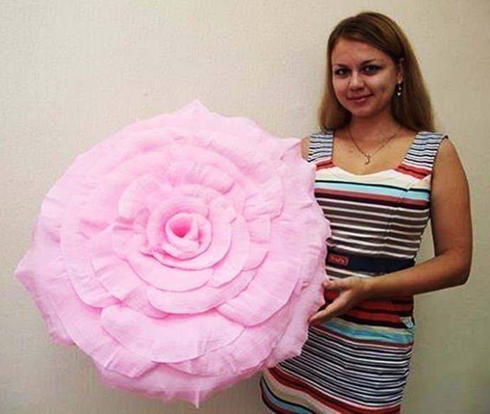 Гигантская роза из гофрированной бумаги