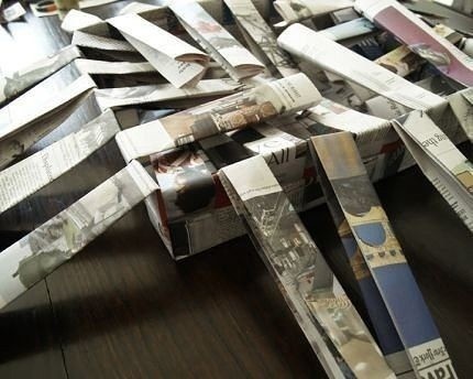 Корзинка из газетных полос