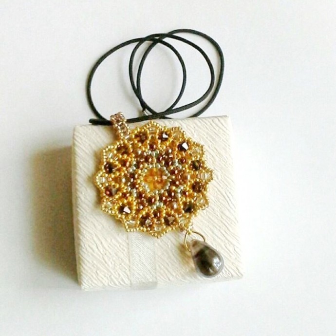 Кулон из бисера Кулон из бисера