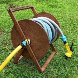 Деревянная катушка для поливного шланга своими руками