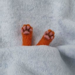 Миниатюрные лапки котика в технике сухого валяния