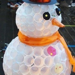 Снеговик из пластиковых стаканчиков