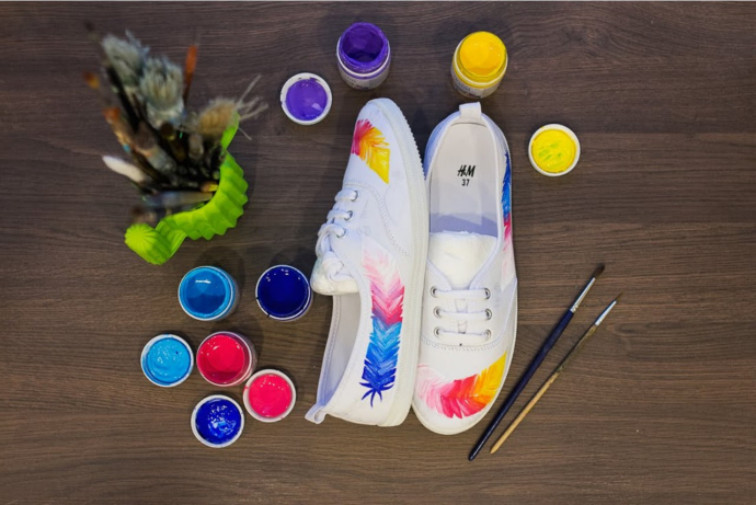 Мастер-класс по росписи кед с перьями от Даши Лапшиной Мастер-класс по росписи кед с перьями от Даши Лапшиной