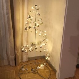 Необычные минималистичные елочки на проволочном каркасе