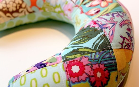 Дорожная подушка в стиле пэчворк