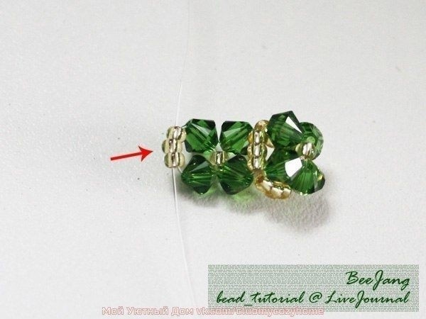 Зелёный браслет из бисера и бусин Зелёный браслет из бисера и бусин