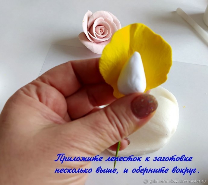 Роза из зефирной полимерной глины