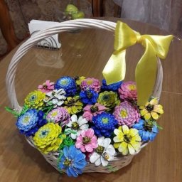 Букeты из шишeк в корзинках