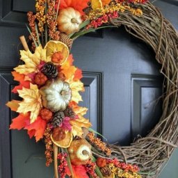 Осенний венок на основе лозы
