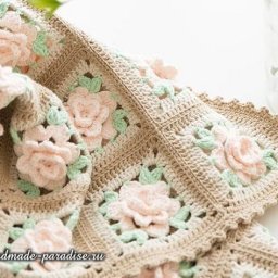 ​Нежный плед с розами, тонущими в кофе с молоком