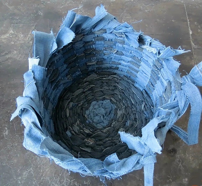 Плетёная корзина из старых джинсов Плетёная корзина из старых джинсов