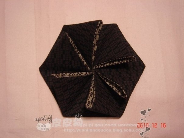 Сумочка, декорированная объемными цветами Сумочка, декорированная объемными цветами