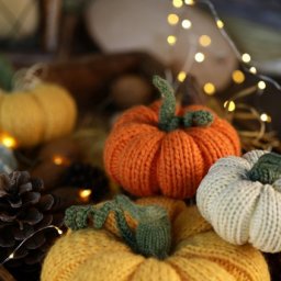​Декоративные вязаные тыквы
