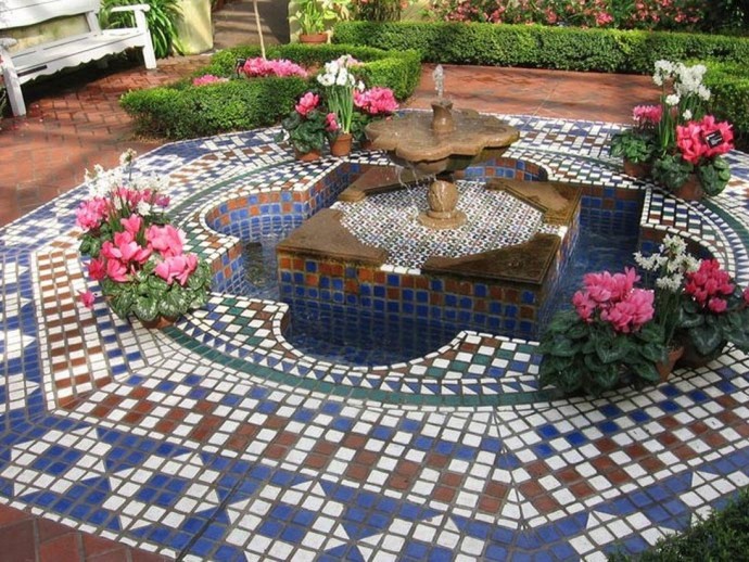 Дорожки с яркой мозаикой: интересные идеи