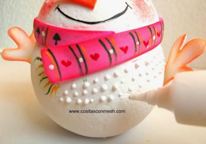Интерьерный снеговик из пенопластовых шариков: мастер-класс