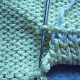 Как "подкетлевать" низ рукава, если его вяжут сверху-вниз