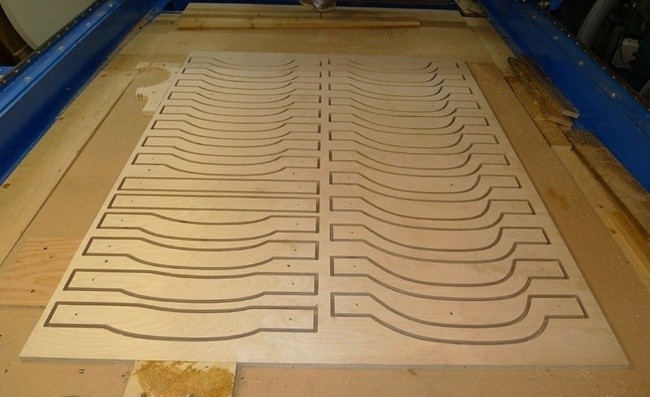 Интересная самодельная столешница с мойкой сплошным массивом из фанеры