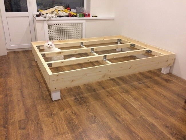 Двуспальная кровать с изголовьем в каретной стяжке