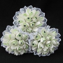 Букет подснежников из конфет и гофрированной бумаги