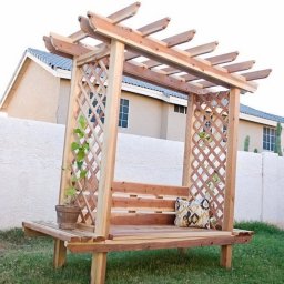 Крутая садовая скамья с аркой