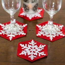 Новогодние подставки под бокалы со снежинками