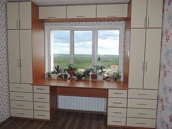 Идеи окон, встроенных в мебель