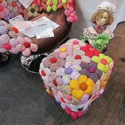 Украшение пуфика цветочными мотивами