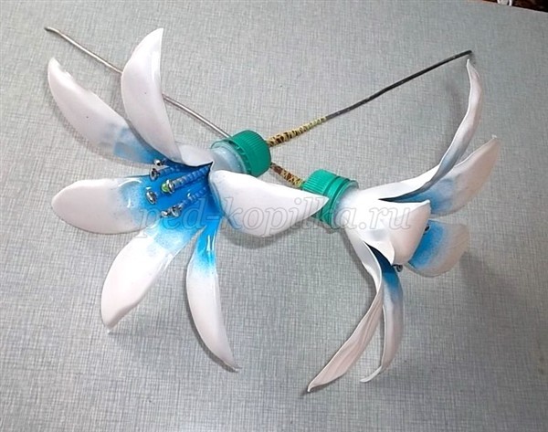 Цветы из пластиковых бутылок для сада: мастер-класс Цветы из пластиковых бутылок для сада: мастер-класс