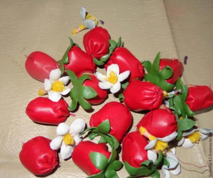 Картина "Корзина клубники из натуральной кожи